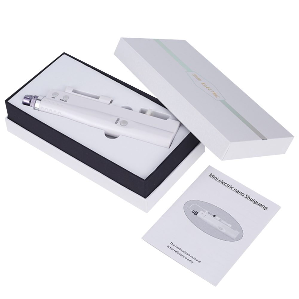 Dispositivo con microagujas para aplicar productos en la piel de forma precisa, ayudando a mejorar su apariencia.