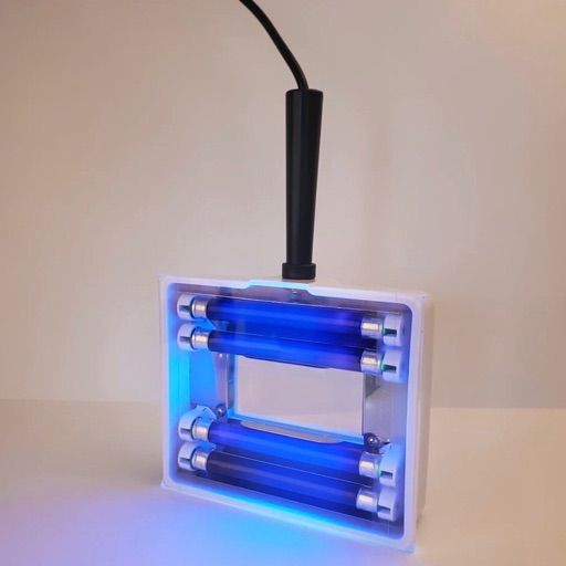 Herramienta profesional de luz ultravioleta para el diagnóstico de la piel en tratamientos dermatológicos y estéticos.