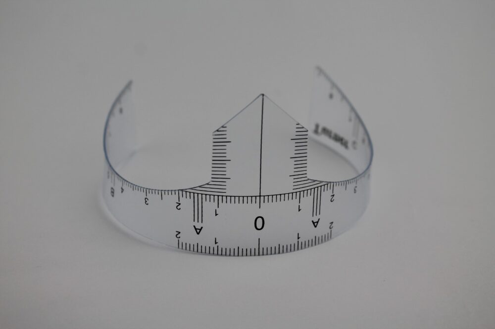 Regla plástica diseño cejas